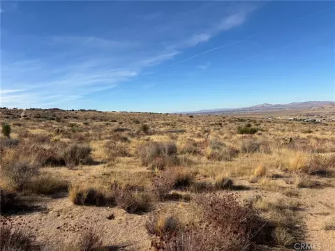 21 Luna Mountain Rd, Apple Valley, CA 92308