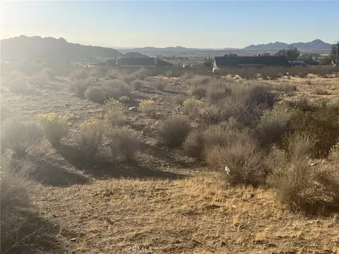 14850 Burns Dr, Apple Valley, CA 92307