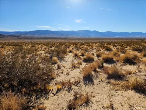 400 End Rd, Lucerne Valley, CA 92356 photo 2