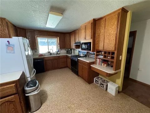Kitchen - 35648 Mountain View Rd, Hinkley, CA 92347 photo 2 of 4