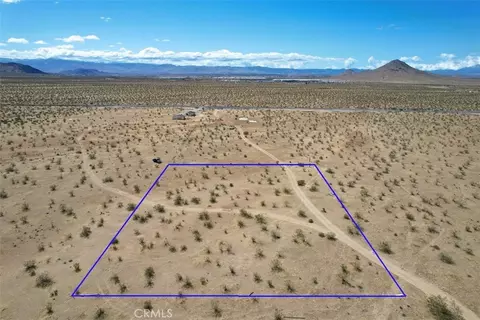 18 Quarry Rd, Apple Valley, CA 92307