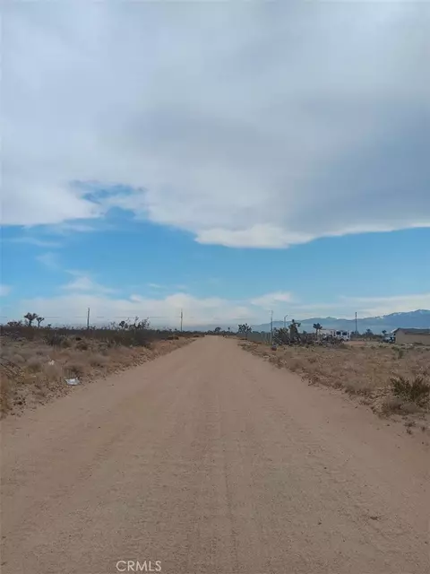 6692 Palmdale Rd, Phelan, CA 92371