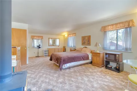 Bedroom - 960 Snowbird Rd, Wrightwood, CA 92397 photo 7 of 13