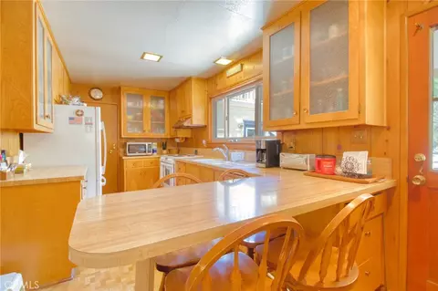 Kitchen - 960 Snowbird Rd, Wrightwood, CA 92397 photo 1 of 3
