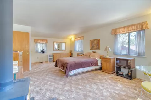 Bedroom - 960 Snowbird Rd, Wrightwood, CA 92397 photo 3 of 9
