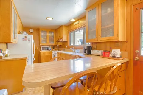 Kitchen - 960 Snowbird Rd, Wrightwood, CA 92397 photo 1 of 3