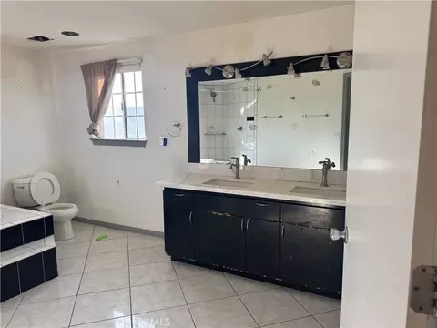Bath - 20635 Tonawanda Rd, Apple Valley, CA 92307 photo 2 of 3