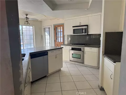 Kitchen - 20635 Tonawanda Rd, Apple Valley, CA 92307 photo 1 of 2