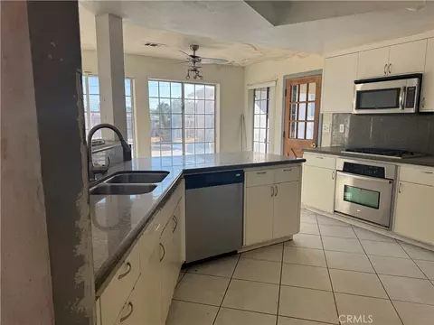Kitchen - 20635 Tonawanda Rd, Apple Valley, CA 92307 photo 2 of 2