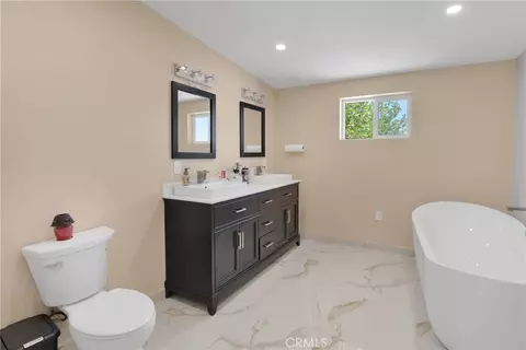 Bath - 22035 Pahute Rd, Apple Valley, CA 92308 photo 4 of 6