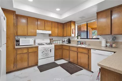 Kitchen - 22035 Pahute Rd, Apple Valley, CA 92308 photo 2 of 4