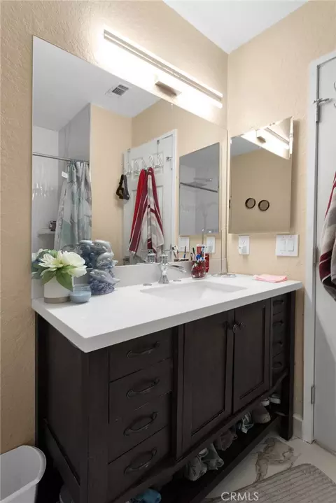 Bath - 22035 Pahute Rd, Apple Valley, CA 92308 photo 2 of 6
