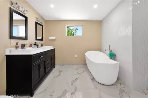 Bath - 22035 Pahute Rd, Apple Valley, CA 92308 photo 5 of 6