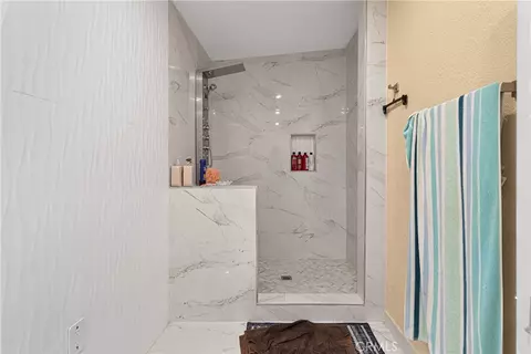 Bath - 22035 Pahute Rd, Apple Valley, CA 92308 photo 6 of 6