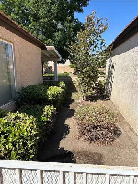 Exterior - 11580 Oak St, Apple Valley, CA 92308 photo 5 of 7