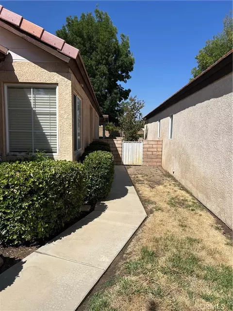 Exterior - 11580 Oak St, Apple Valley, CA 92308 photo 6 of 7