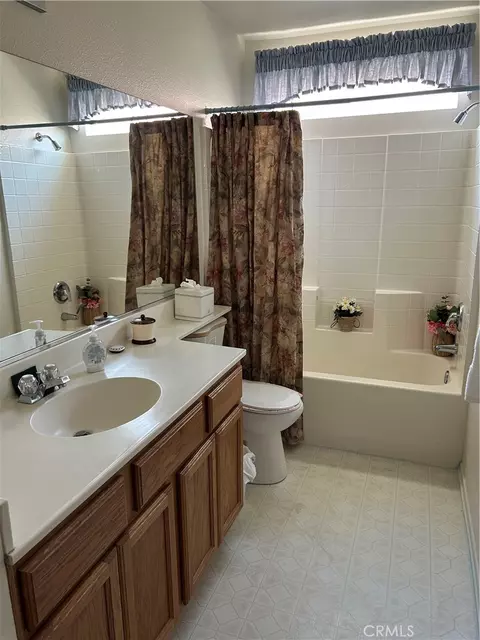 Bath - 11580 Oak St, Apple Valley, CA 92308 photo 4 of 4