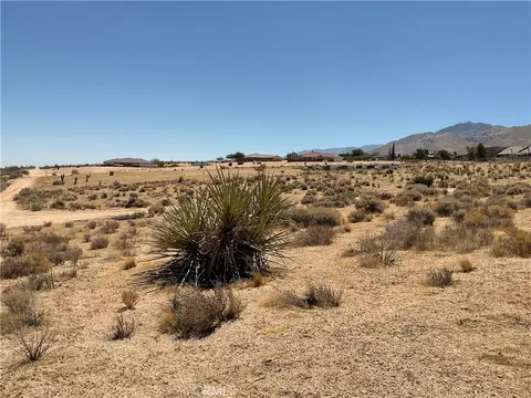 7 Ocotillo Way, Apple Valley, CA 92308