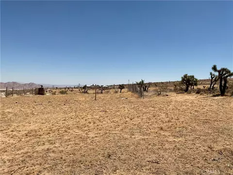 1 Luna Mountain Rd, Apple Valley, CA 92308