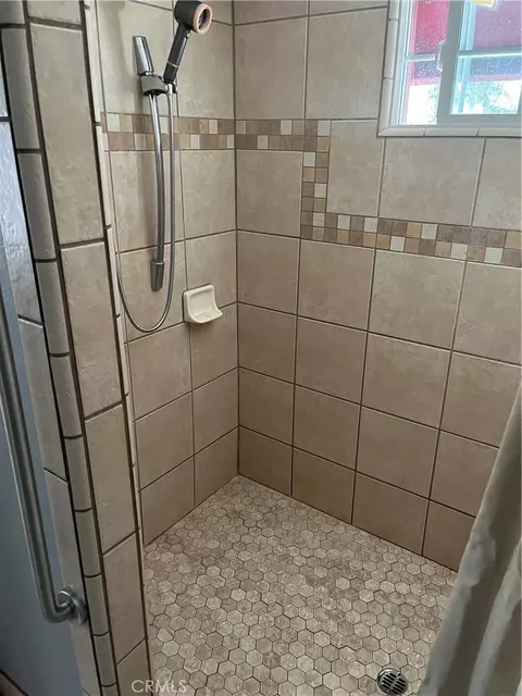 Bath - 5865 Elm St, Wrightwood, CA 92397 photo 1 of 2