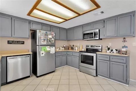 Kitchen - 9983 Ladera Ave, Lucerne Valley, CA 92356 photo 2 of 3