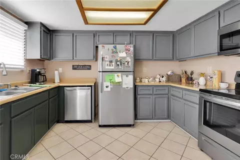 Kitchen - 9983 Ladera Ave, Lucerne Valley, CA 92356 photo 3 of 3