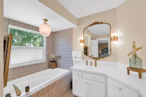 Bath - 15908 Acoma Rd, Apple Valley, CA 92307 photo 4 of 8