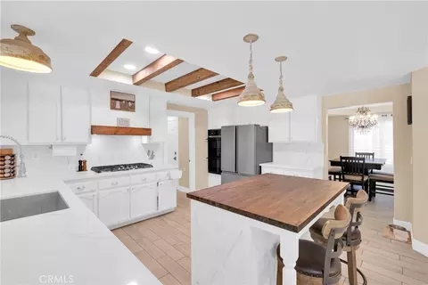 Kitchen - 15908 Acoma Rd, Apple Valley, CA 92307 photo 3 of 7