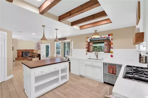 Kitchen - 15908 Acoma Rd, Apple Valley, CA 92307 photo 5 of 7