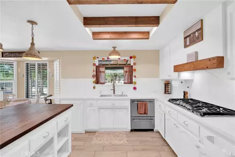 Kitchen - 15908 Acoma Rd, Apple Valley, CA 92307 photo 4 of 7