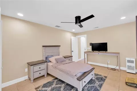 Bedroom - 15908 Acoma Rd, Apple Valley, CA 92307 photo 2 of 10