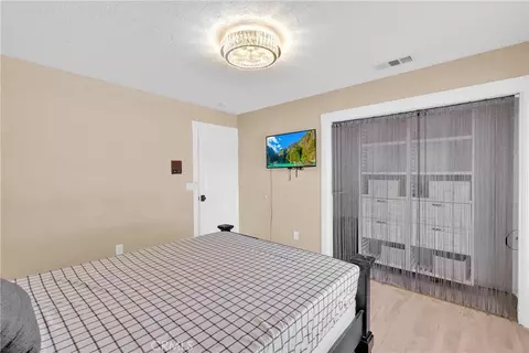 Bedroom - 15908 Acoma Rd, Apple Valley, CA 92307 photo 4 of 10