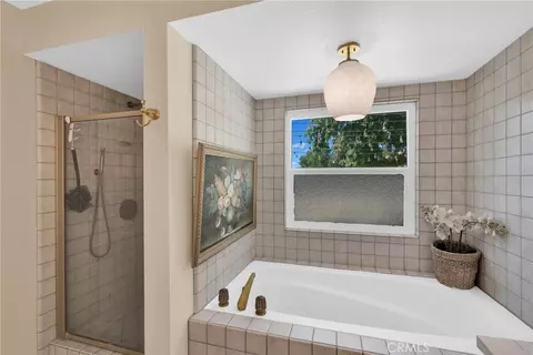 Bath - 15908 Acoma Rd, Apple Valley, CA 92307 photo 5 of 8