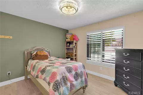 Bedroom - 15908 Acoma Rd, Apple Valley, CA 92307 photo 6 of 10