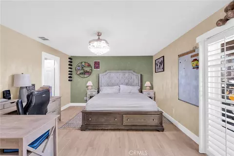 Bedroom - 15908 Acoma Rd, Apple Valley, CA 92307 photo 8 of 10