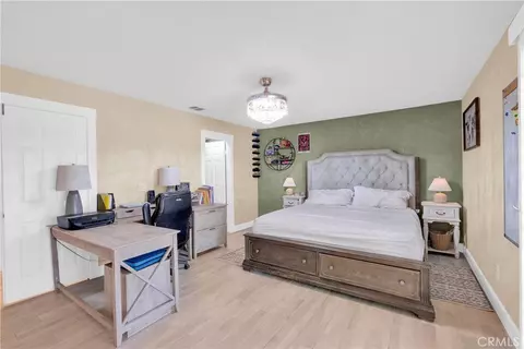 Bedroom - 15908 Acoma Rd, Apple Valley, CA 92307 photo 7 of 10