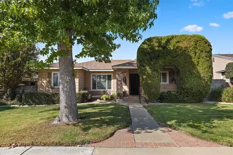 887 3rd Pl, Upland, CA 91786
