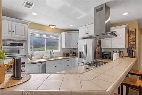 Kitchen - 28841 Delaware Dr, Tehachapi, CA 93561 photo 4 of 5