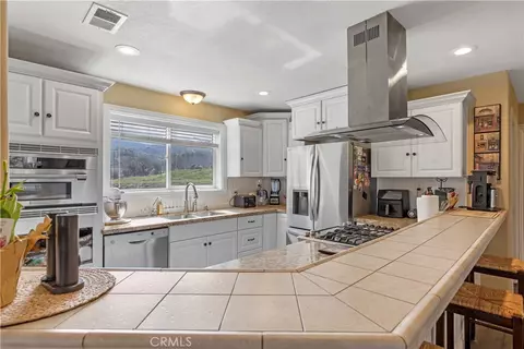 Kitchen - 28841 Delaware Dr, Tehachapi, CA 93561 photo 2 of 3