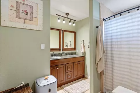 Bath - 28841 Delaware Dr, Tehachapi, CA 93561 photo 2 of 2