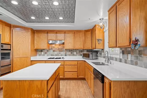 Kitchen - 1585 Linnet, Wrightwood, CA 92397 photo 2 of 4