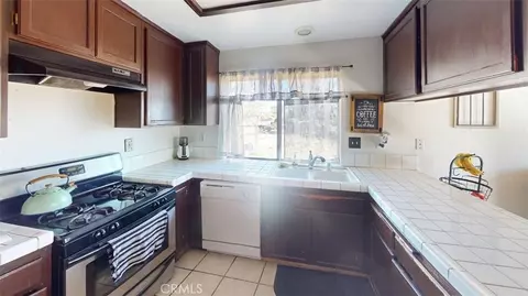 Kitchen - 9381 Choiceana, Hesperia, CA 92345 photo 2 of 2