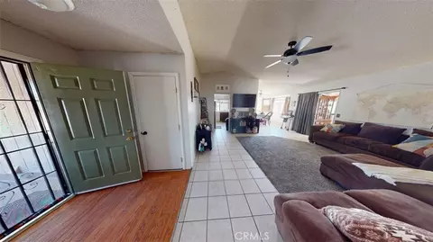 Entry Way - 9381 Choiceana, Hesperia, CA 92345 photo 3 of 5