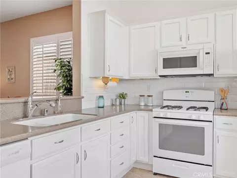Kitchen - 10364 Lakeshore Dr, Apple Valley, CA 92308 photo 3 of 4