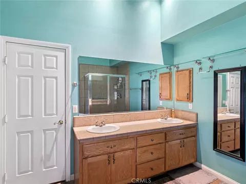 Bath - 10160 Pineview Rd, Pinon Hills, CA 92372 photo 4 of 5