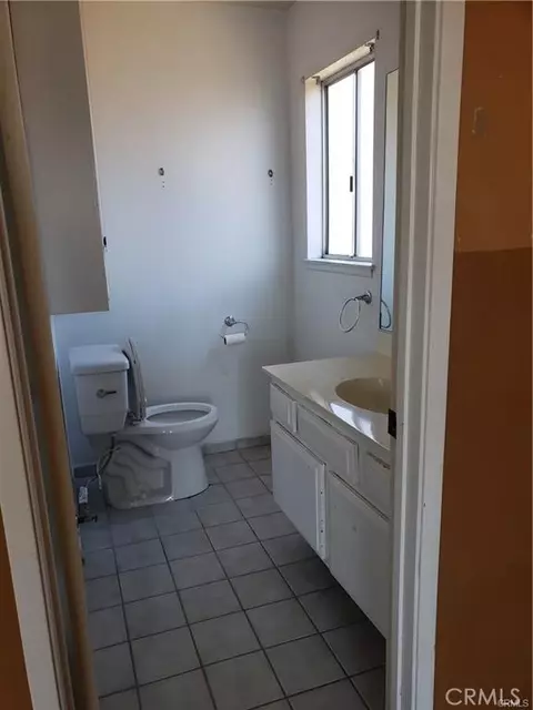 Bath - 2065 Barcelona, Barstow, CA 92311 photo 2 of 3