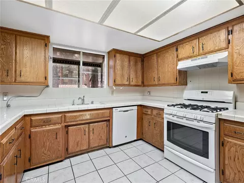 Kitchen - 1725 Linnet, Wrightwood, CA 92397 photo 1 of 1