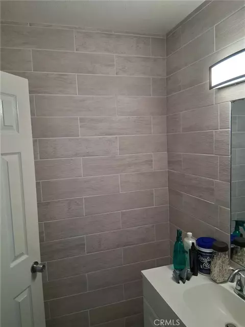 Bath - 319 Wilshire Pl, Barstow, CA 92311 photo 3 of 5