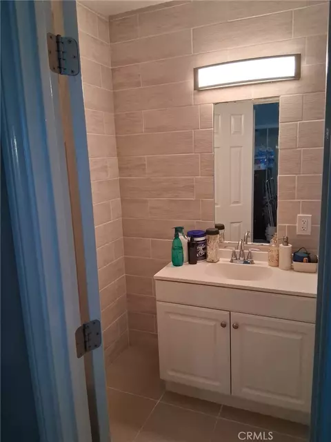 Bath - 319 Wilshire Pl, Barstow, CA 92311 photo 1 of 5