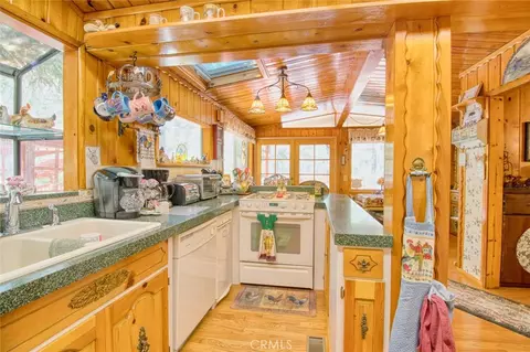 Kitchen - 1513 Twin Lks, Wrightwood, CA 92397 photo 3 of 3